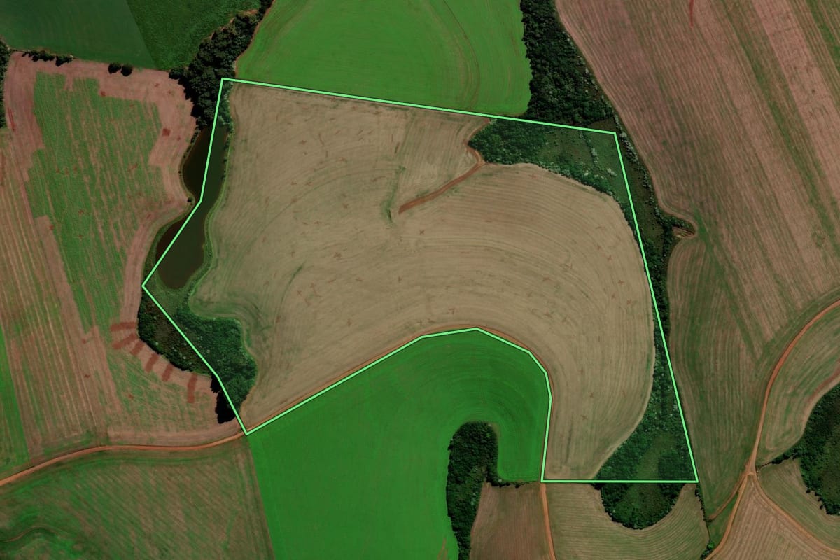 Imagem de satélite do imóvel rural em Chapada (RS), com o contorno declarado no CAR desenhado por cima.