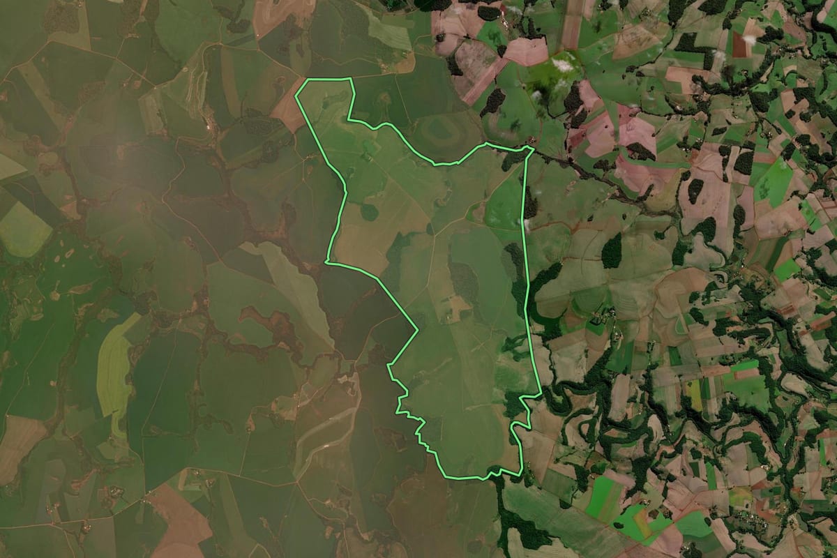 Imagem de satélite do imóvel rural em Chapada (RS), com o contorno declarado no CAR desenhado por cima.
