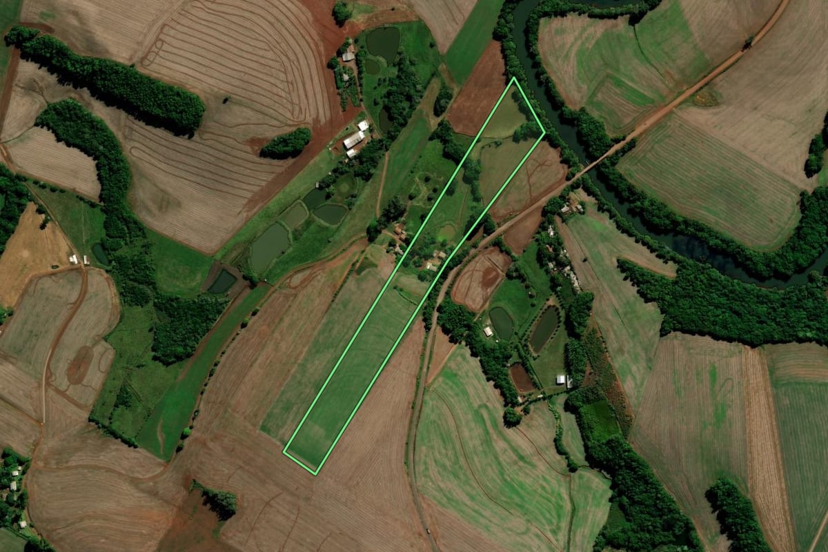 Imagem de satélite do imóvel rural em Chapada (RS), com o contorno declarado no CAR desenhado por cima.