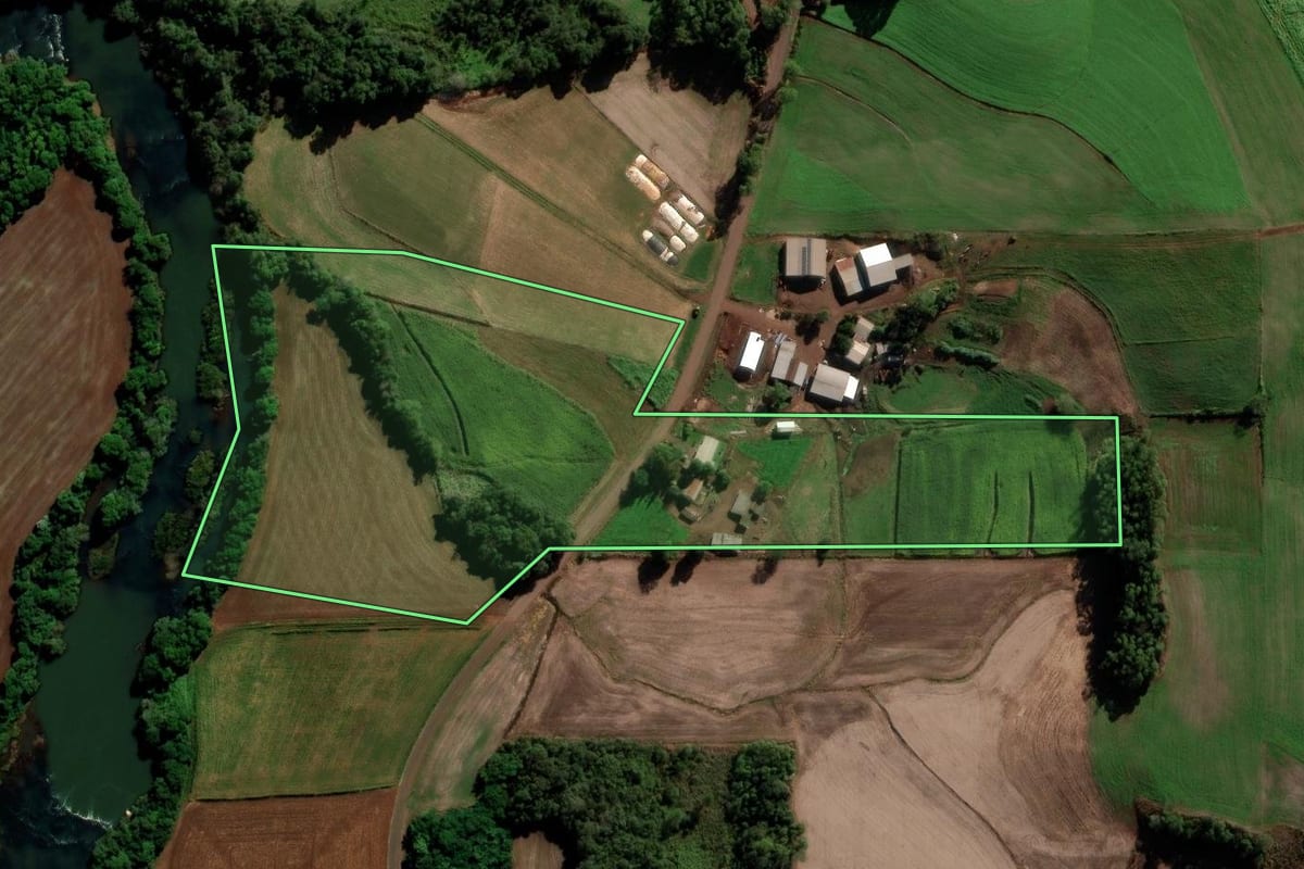 Imagem de satélite do imóvel rural em Chapada (RS), com o contorno declarado no CAR desenhado por cima.