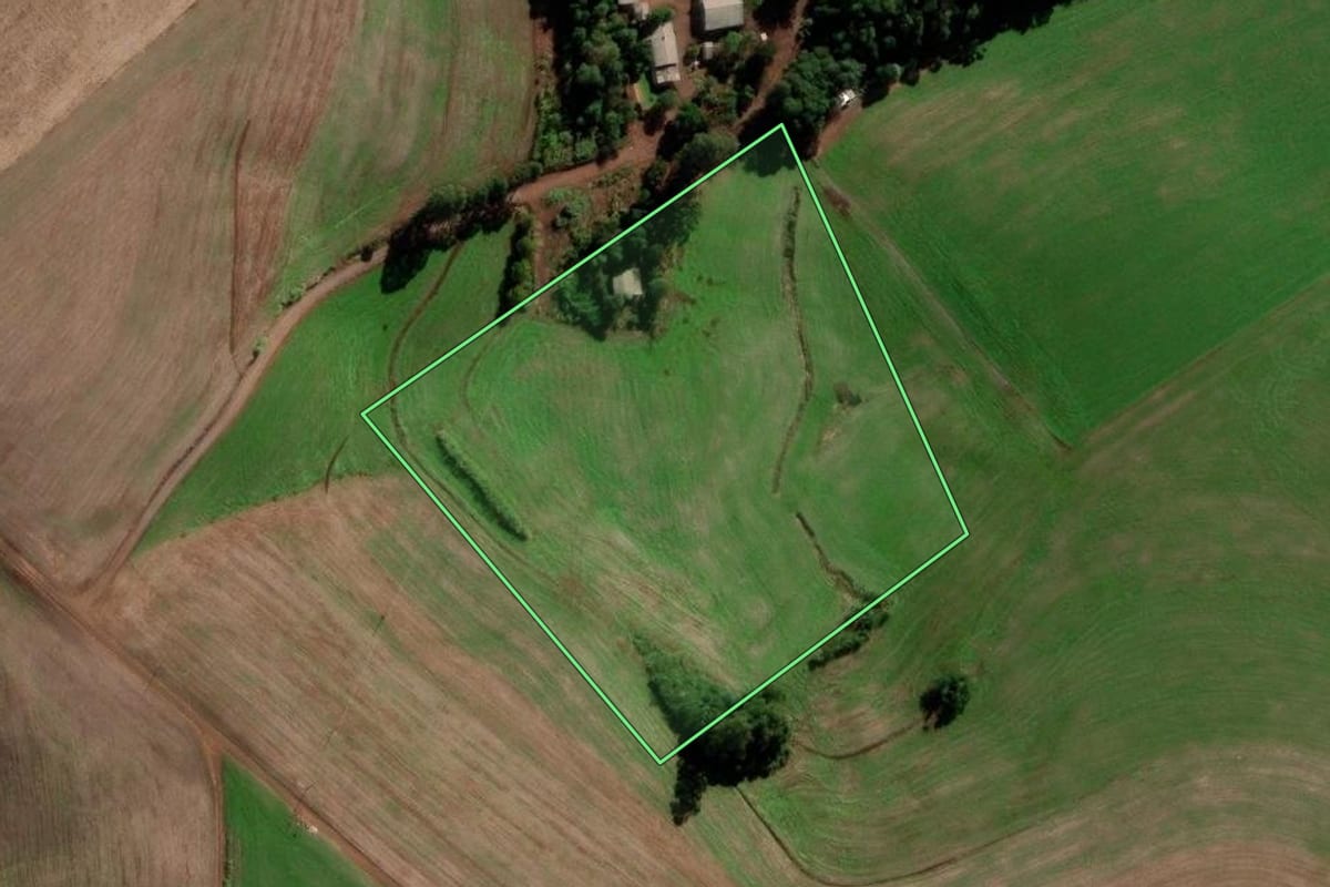 Imagem de satélite do imóvel rural em Chapada (RS), com o contorno declarado no CAR desenhado por cima.
