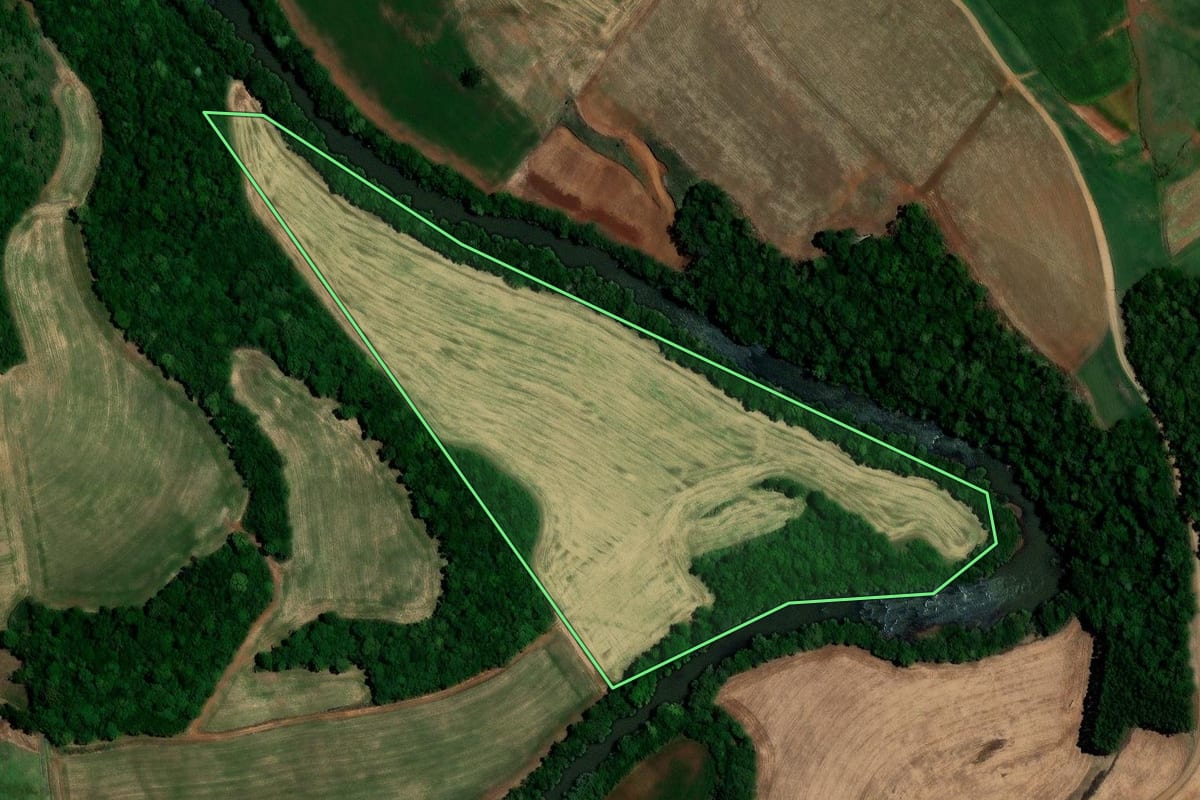Imagem de satélite do imóvel rural em Chapada (RS), com o contorno declarado no CAR desenhado por cima.