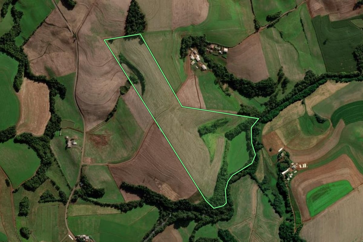 Imagem de satélite do imóvel rural em Chapada (RS), com o contorno declarado no CAR desenhado por cima.