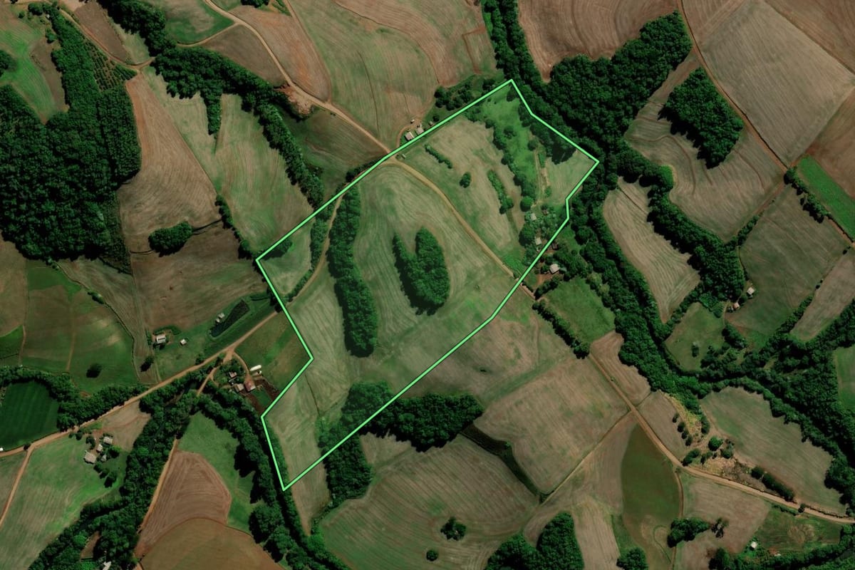Imagem de satélite do imóvel rural em Chapada (RS), com o contorno declarado no CAR desenhado por cima.