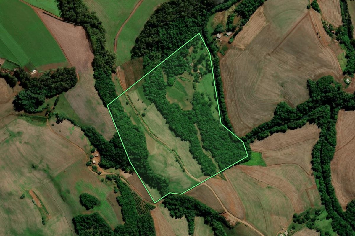 Imagem de satélite do imóvel rural em Chapada (RS), com o contorno declarado no CAR desenhado por cima.