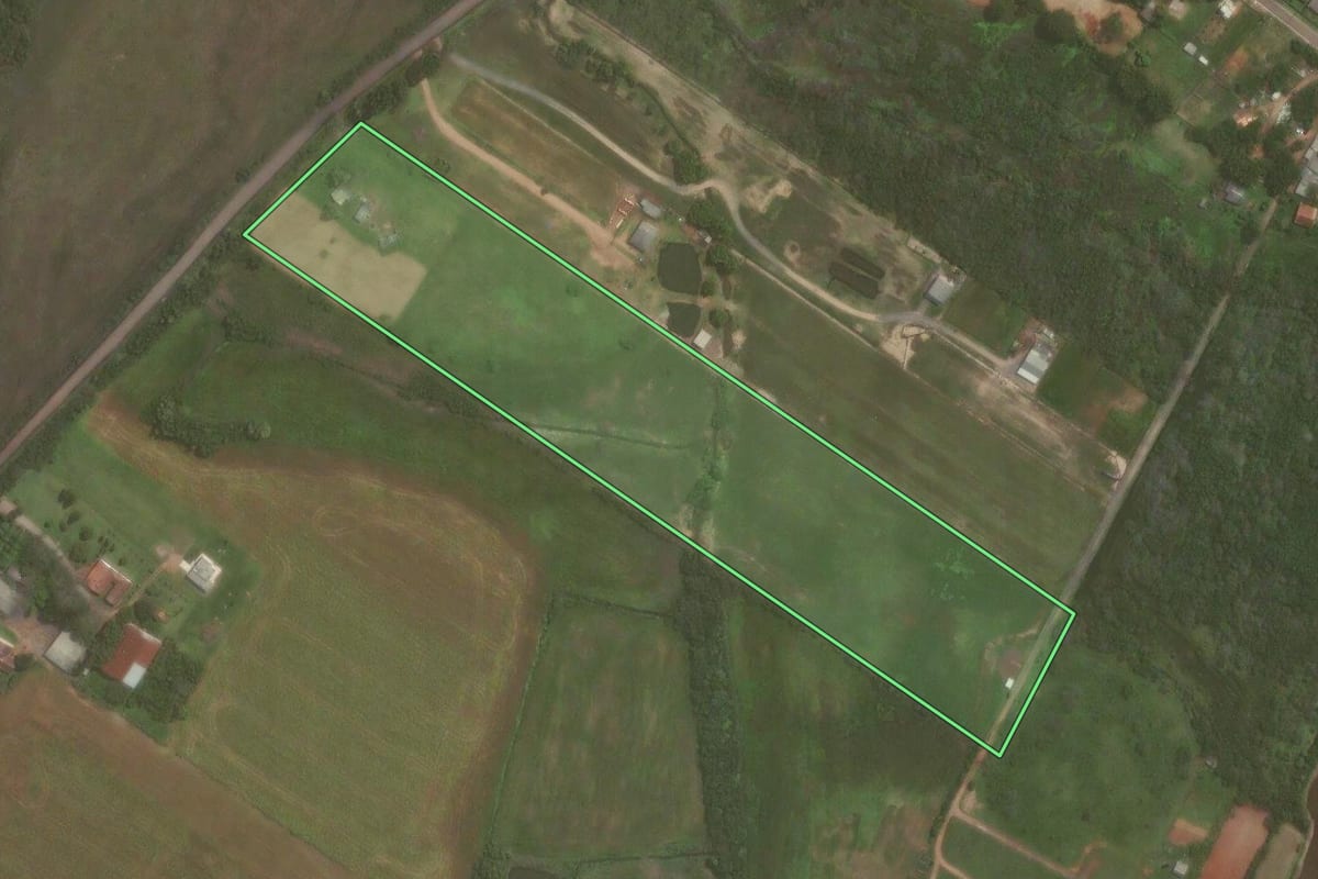 Imagem de satélite do imóvel rural em Charqueadas (RS), com o contorno declarado no CAR desenhado por cima.