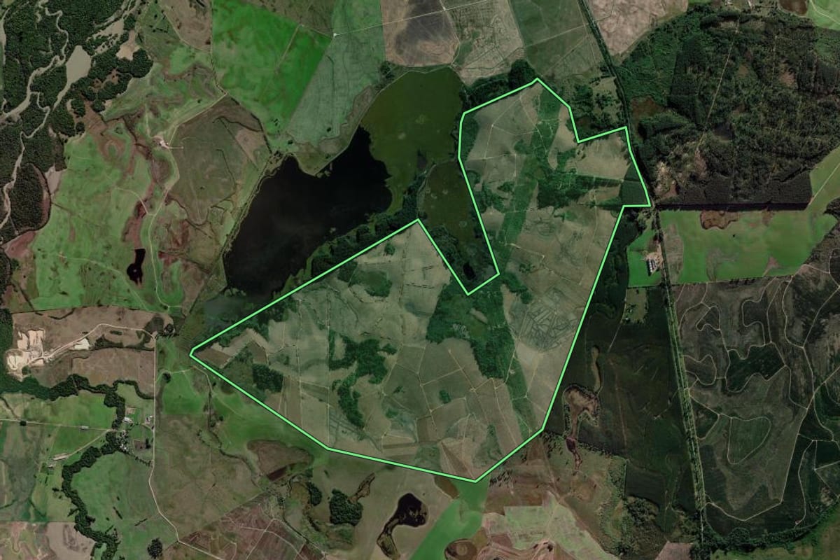 Imagem de satélite do imóvel rural em Charqueadas (RS), com o contorno declarado no CAR desenhado por cima.