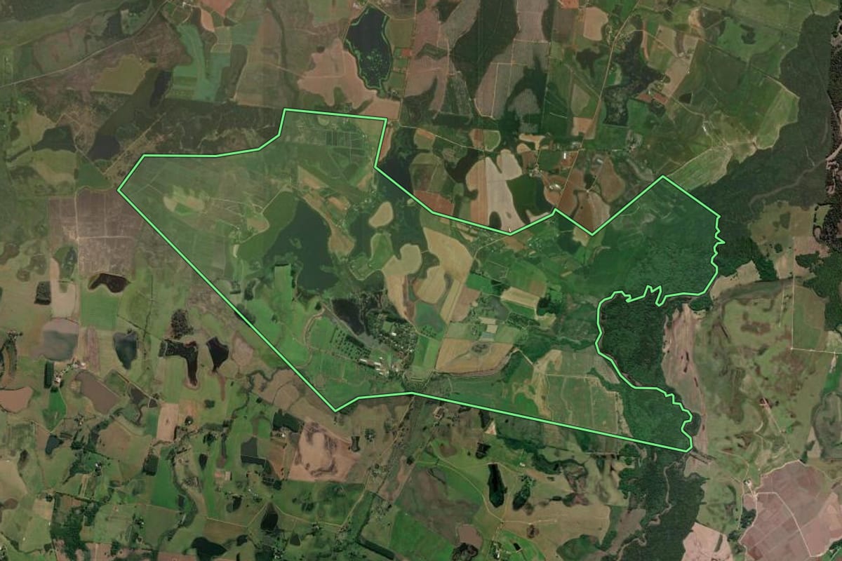 Imagem de satélite do imóvel rural em Charqueadas (RS), com o contorno declarado no CAR desenhado por cima.