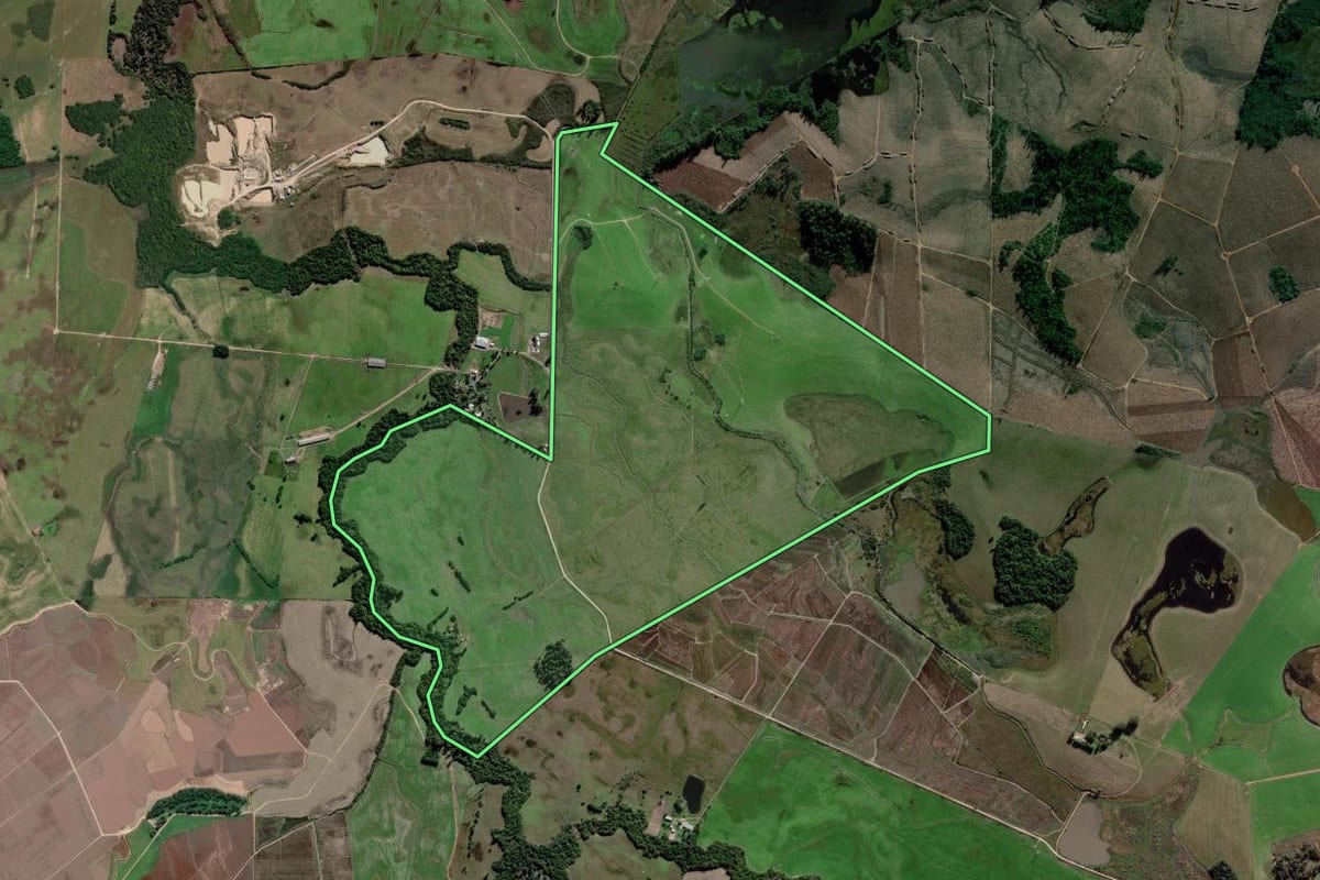 Imagem de satélite do imóvel rural em Charqueadas (RS), com o contorno declarado no CAR desenhado por cima.