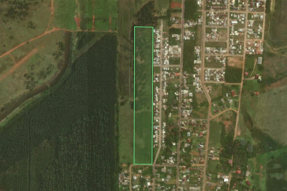 Imagem de satélite do imóvel rural em Charqueadas (RS), com o contorno declarado no CAR desenhado por cima.