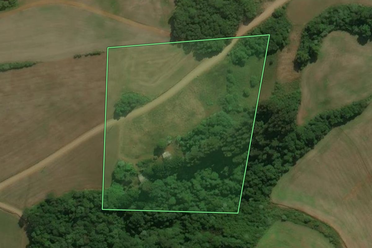 Imagem de satélite do imóvel rural em Charrua (RS), com o contorno declarado no CAR desenhado por cima.
