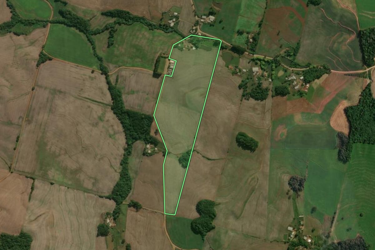 Imagem de satélite do imóvel rural em Charrua (RS), com o contorno declarado no CAR desenhado por cima.