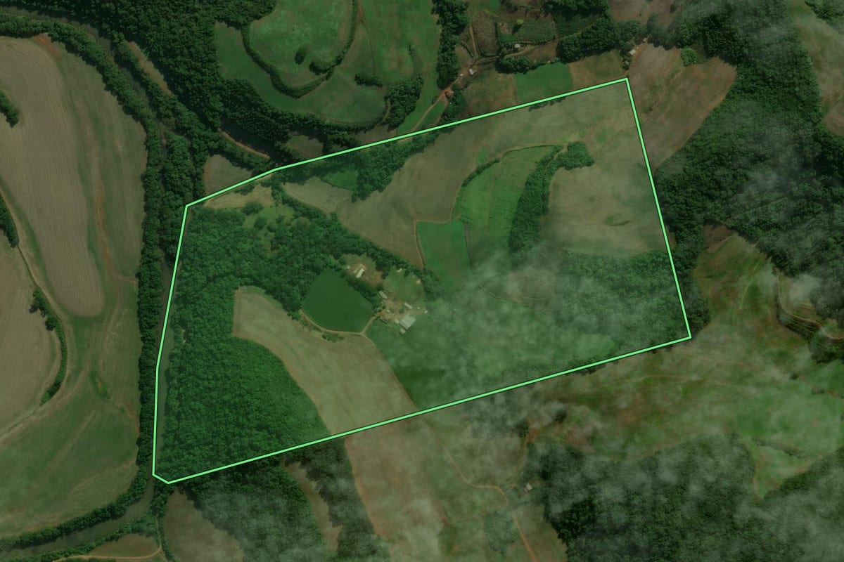Imagem de satélite do imóvel rural em Charrua (RS), com o contorno declarado no CAR desenhado por cima.