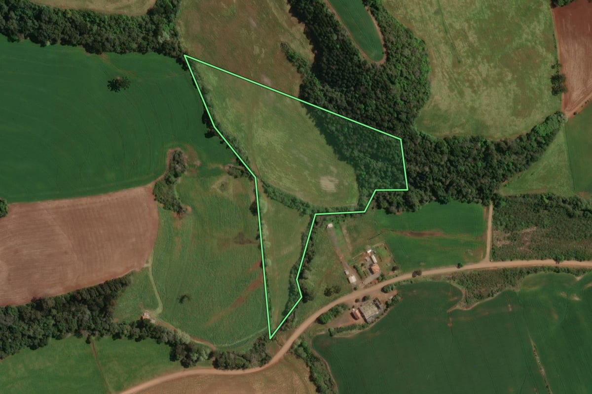 Imagem de satélite do imóvel rural em Charrua (RS), com o contorno declarado no CAR desenhado por cima.