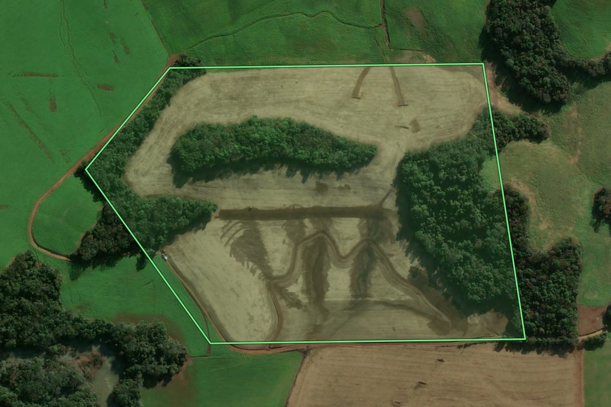 Imagem de satélite do imóvel rural em Charrua (RS), com o contorno declarado no CAR desenhado por cima.