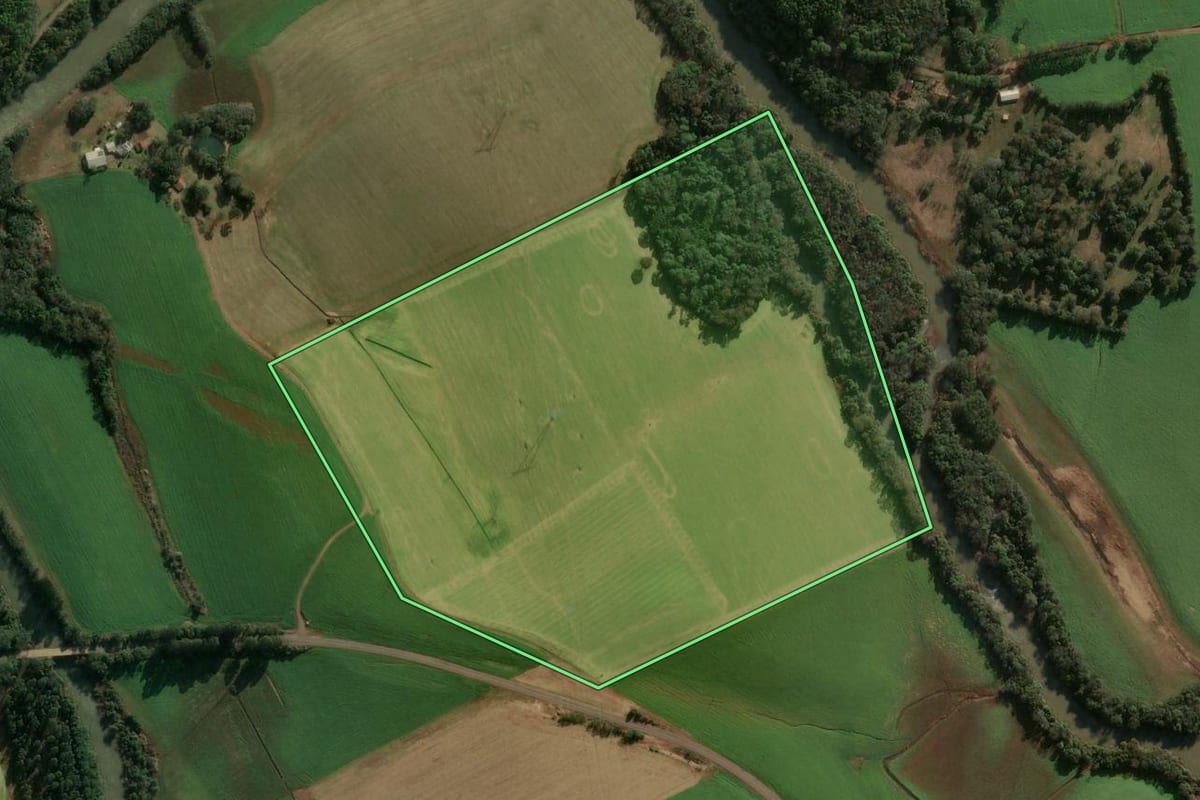 Imagem de satélite do imóvel rural em Charrua (RS), com o contorno declarado no CAR desenhado por cima.
