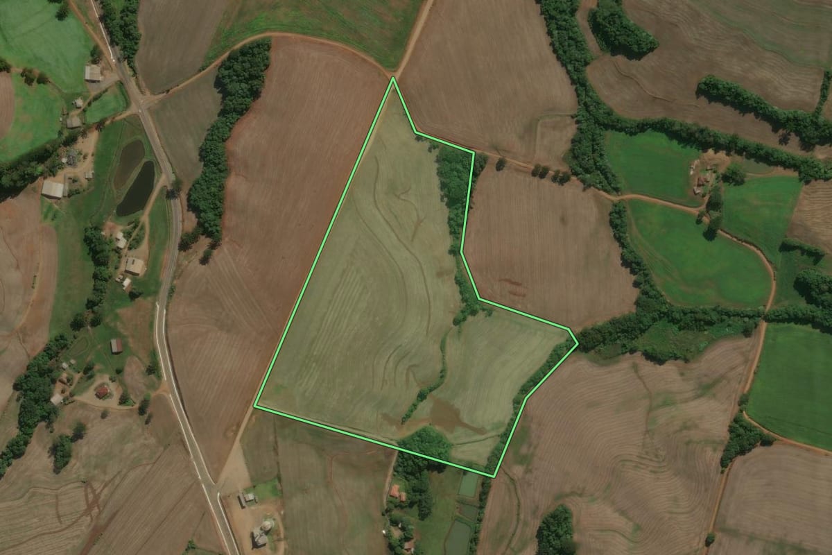 Imagem de satélite do imóvel rural em Charrua (RS), com o contorno declarado no CAR desenhado por cima.