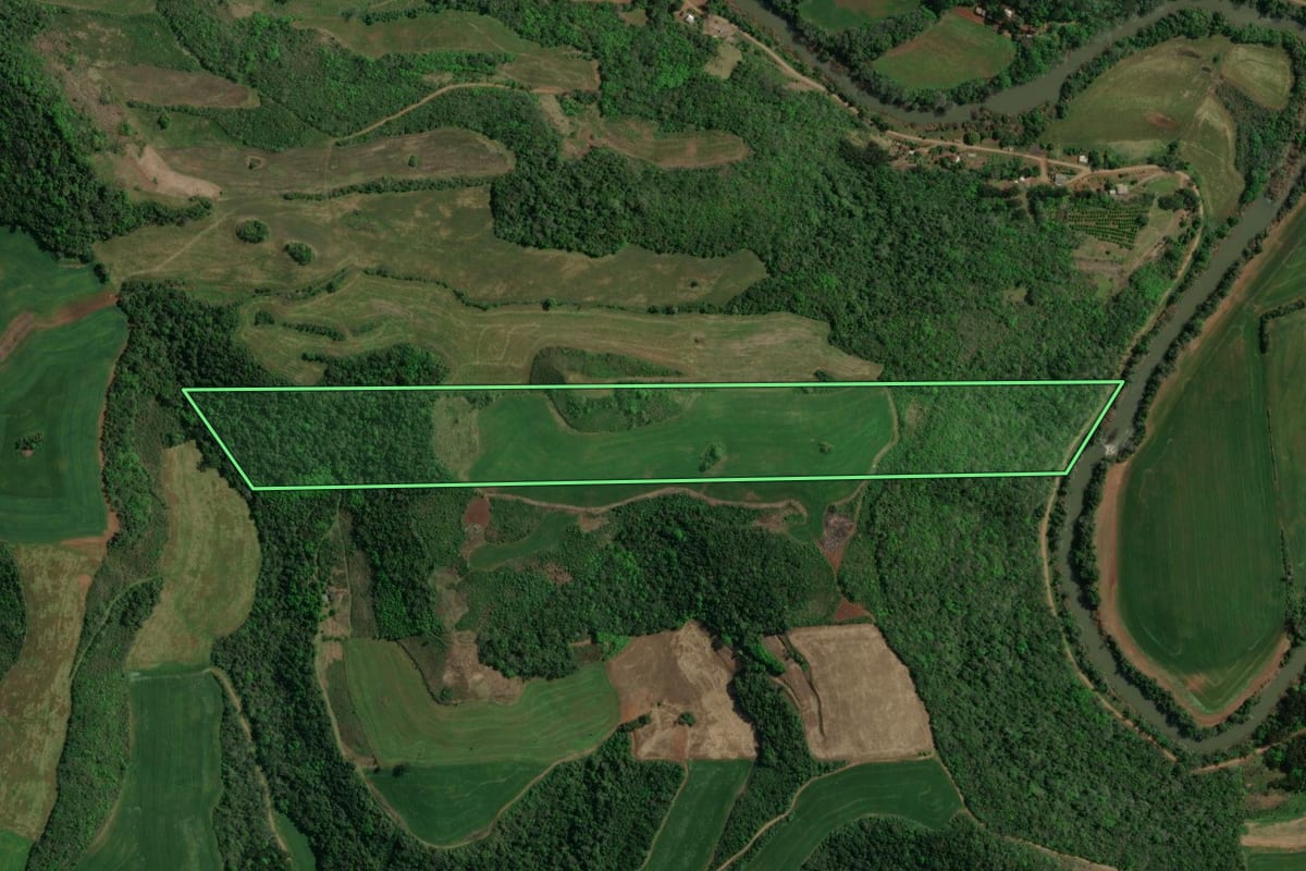 Imagem de satélite do imóvel rural em Charrua (RS), com o contorno declarado no CAR desenhado por cima.