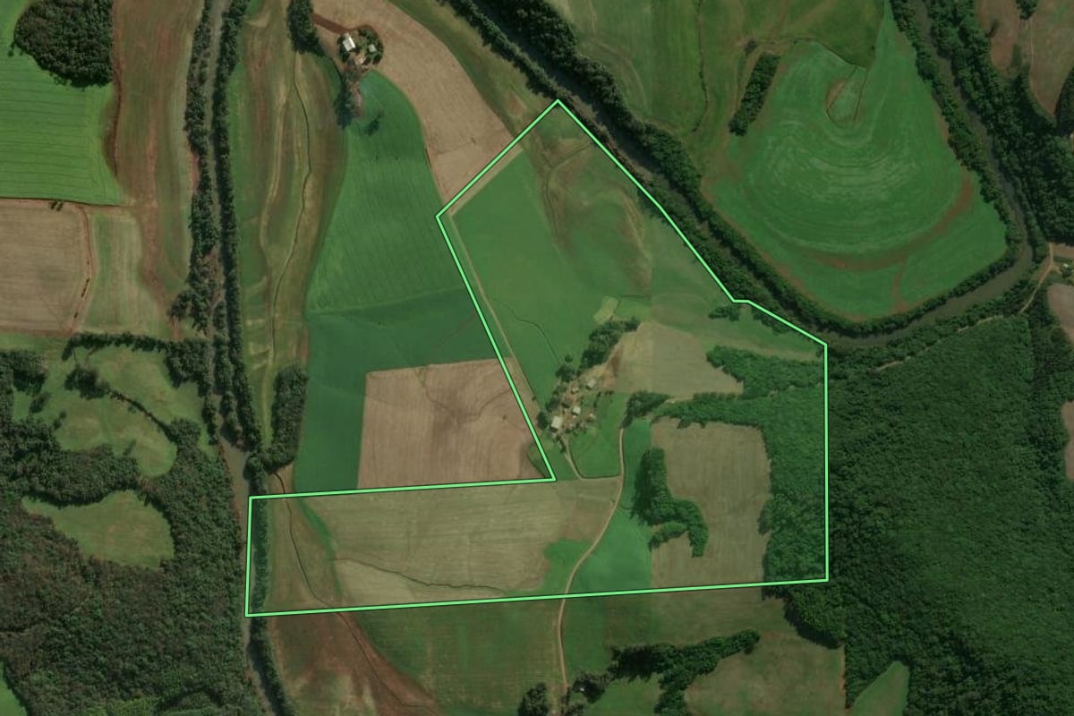 Imagem de satélite do imóvel rural em Charrua (RS), com o contorno declarado no CAR desenhado por cima.