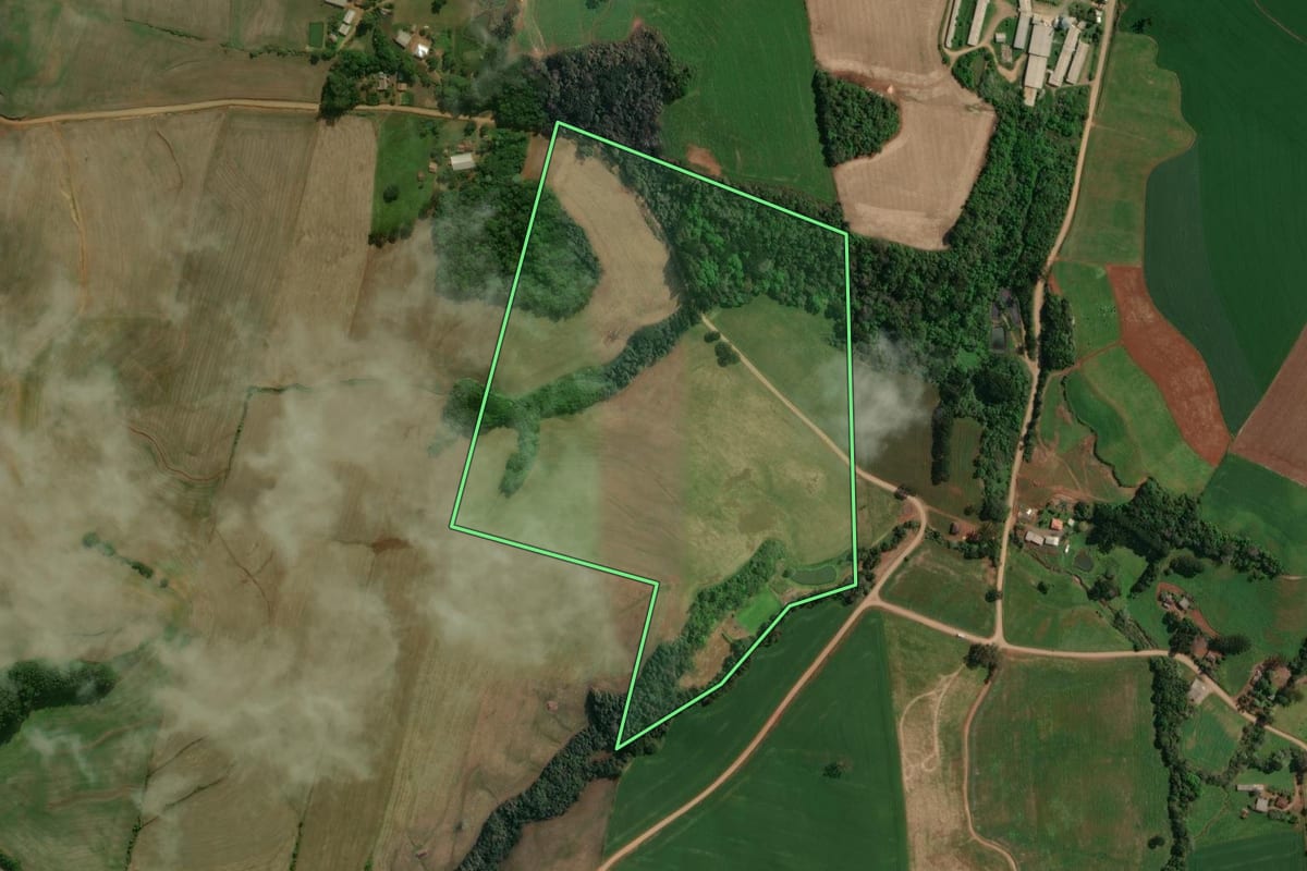 Imagem de satélite do imóvel rural em Charrua (RS), com o contorno declarado no CAR desenhado por cima.