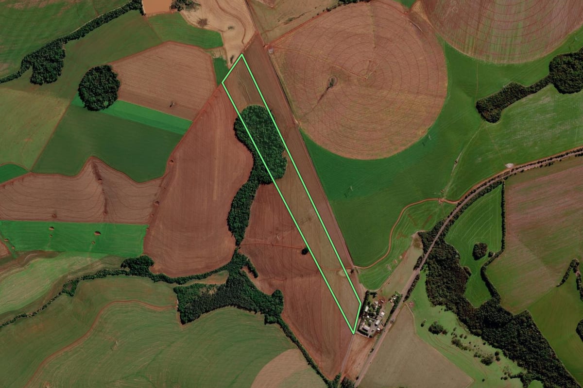 Imagem de satélite do imóvel rural em Chiapetta (RS), com o contorno declarado no CAR desenhado por cima.