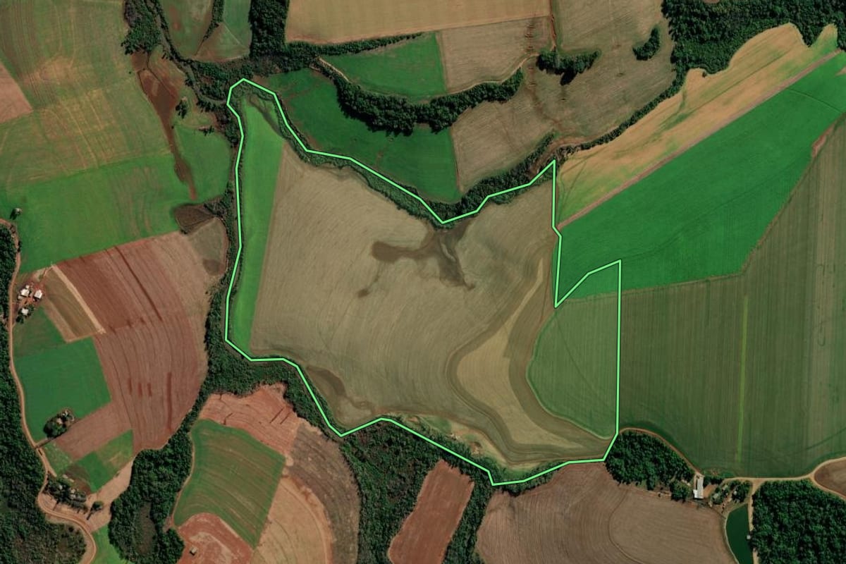 Imagem de satélite do imóvel rural em Chiapetta (RS), com o contorno declarado no CAR desenhado por cima.