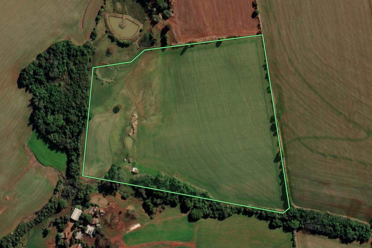 Imagem de satélite do imóvel rural em Chiapetta (RS), com o contorno declarado no CAR desenhado por cima.