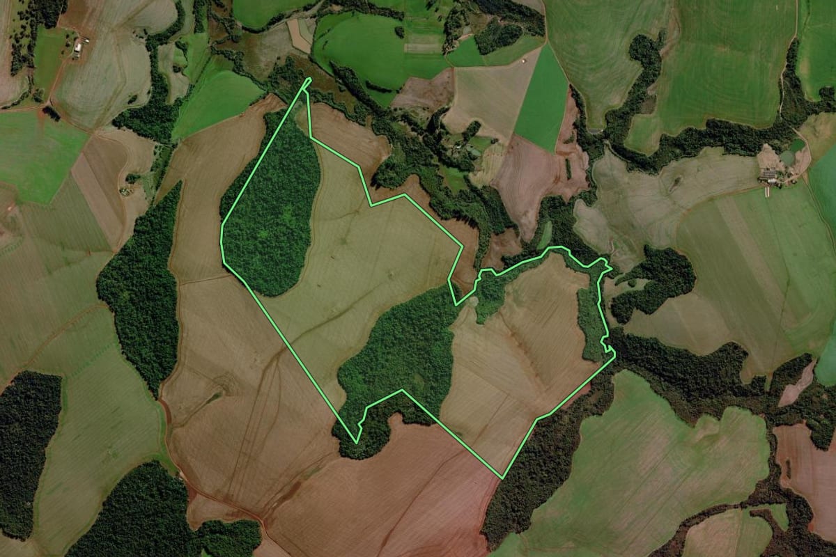 Imagem de satélite do imóvel rural em Chiapetta (RS), com o contorno declarado no CAR desenhado por cima.