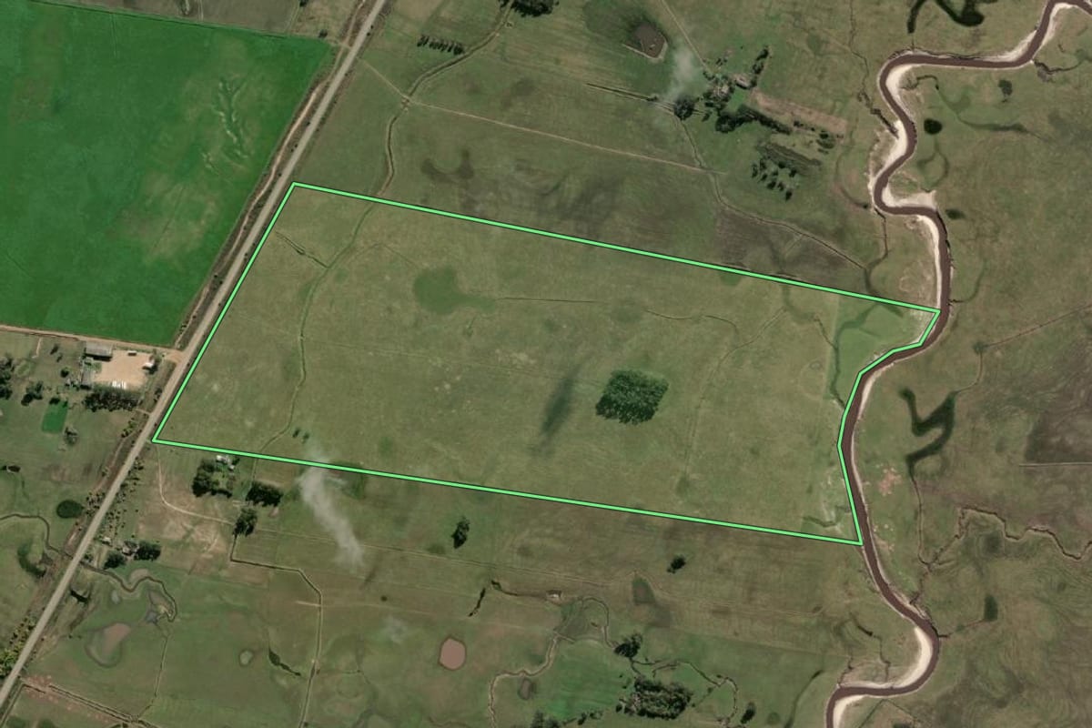 Imagem de satélite do imóvel rural em Chuí (RS), com o contorno declarado no CAR desenhado por cima.