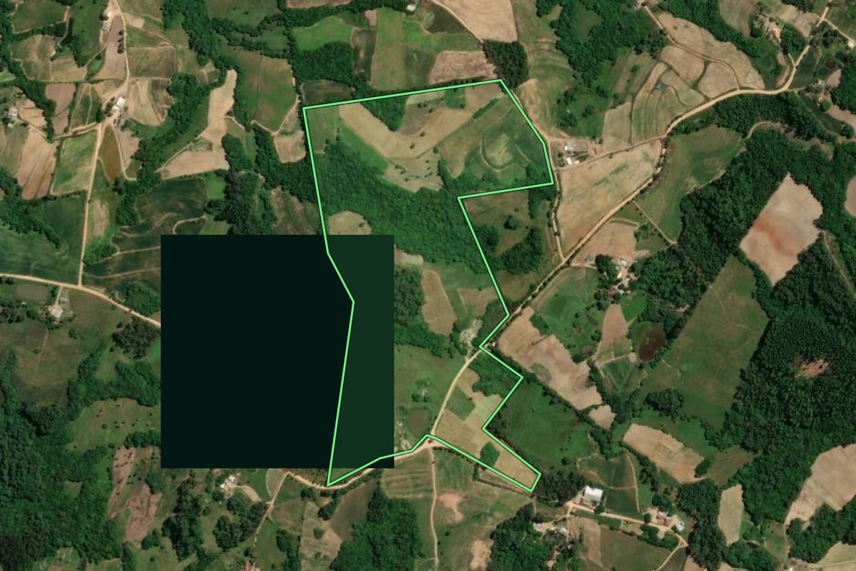Imagem de satélite do imóvel rural em Chuvisca (RS), com o contorno declarado no CAR desenhado por cima.