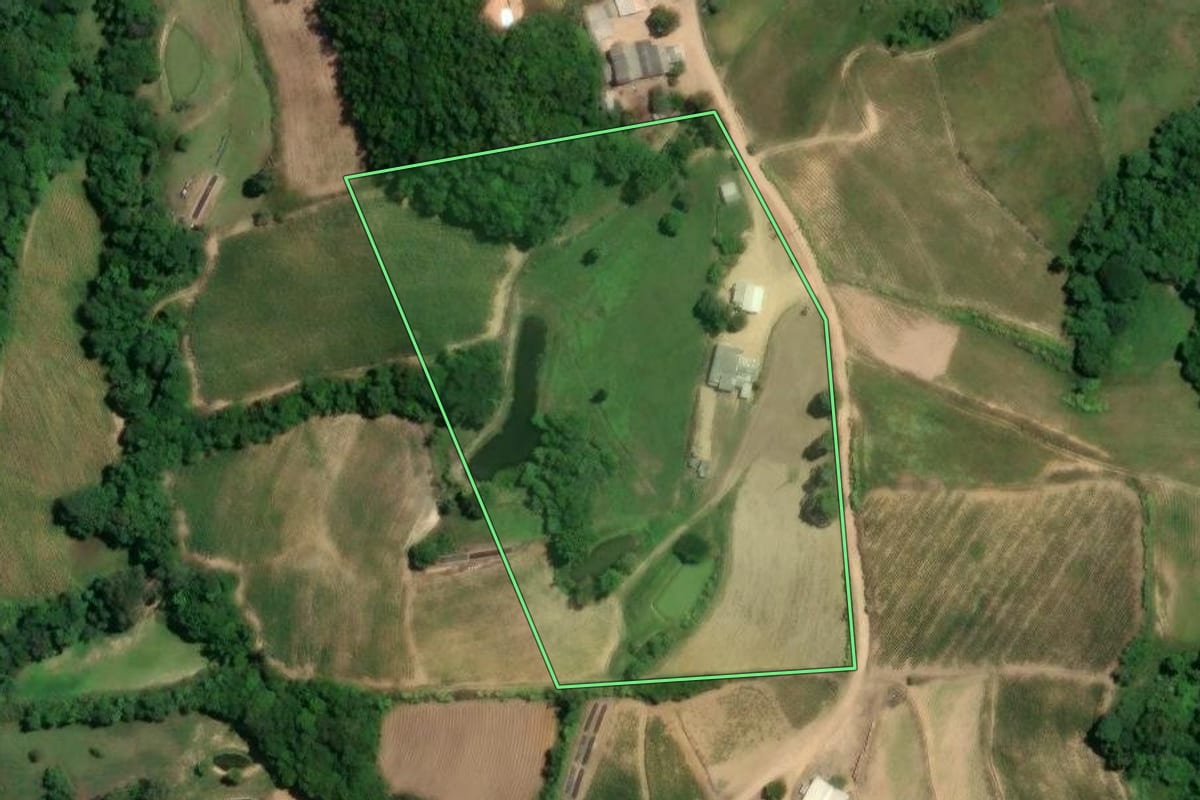 Imagem de satélite do imóvel rural em Chuvisca (RS), com o contorno declarado no CAR desenhado por cima.