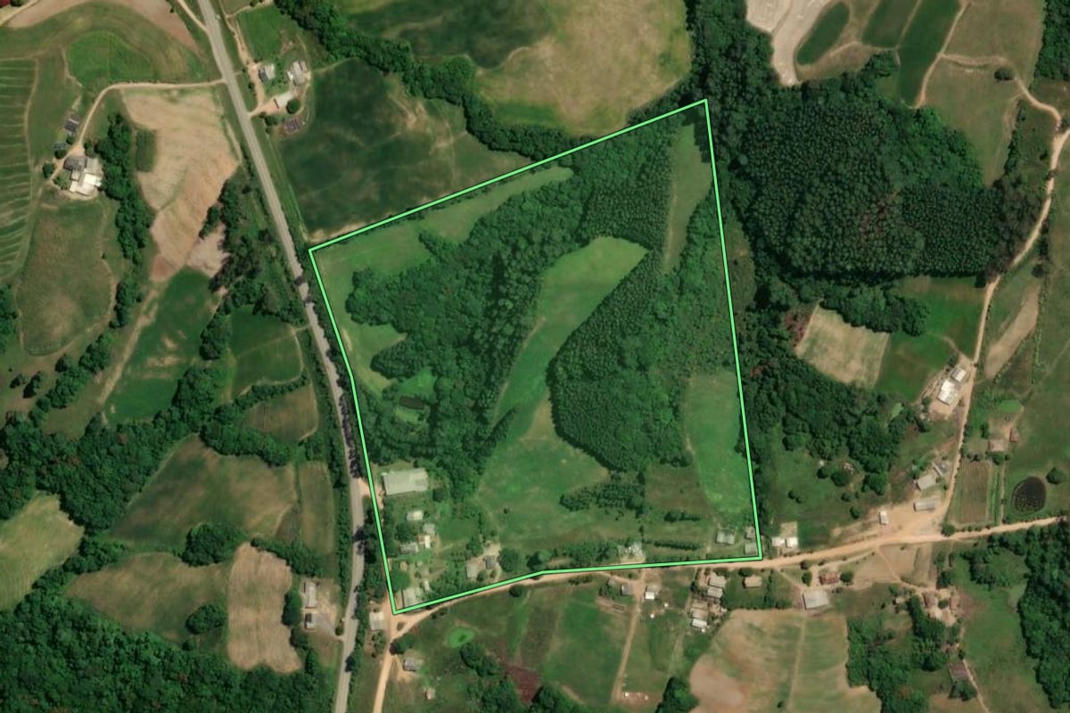Imagem de satélite do imóvel rural em Chuvisca (RS), com o contorno declarado no CAR desenhado por cima.