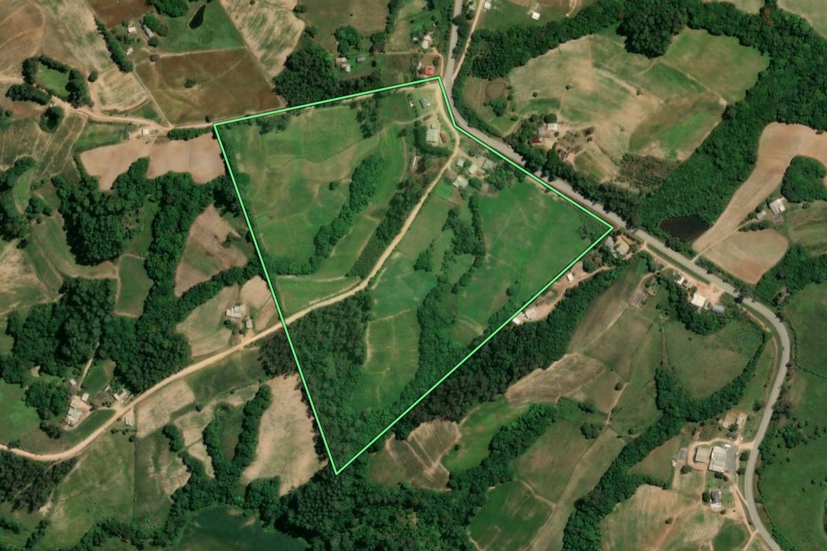 Imagem de satélite do imóvel rural em Chuvisca (RS), com o contorno declarado no CAR desenhado por cima.