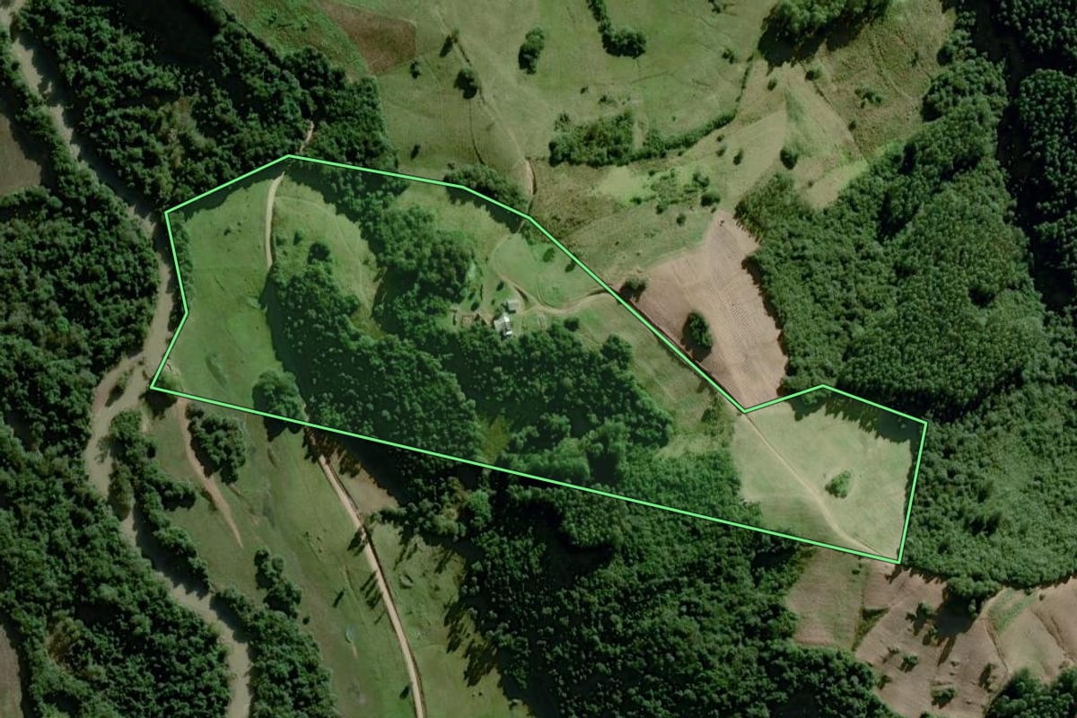 Imagem de satélite do imóvel rural em Chuvisca (RS), com o contorno declarado no CAR desenhado por cima.