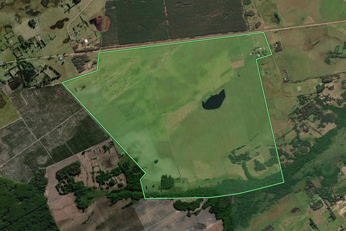 Imagem de satélite do imóvel rural em Cidreira (RS), com o contorno declarado no CAR desenhado por cima.