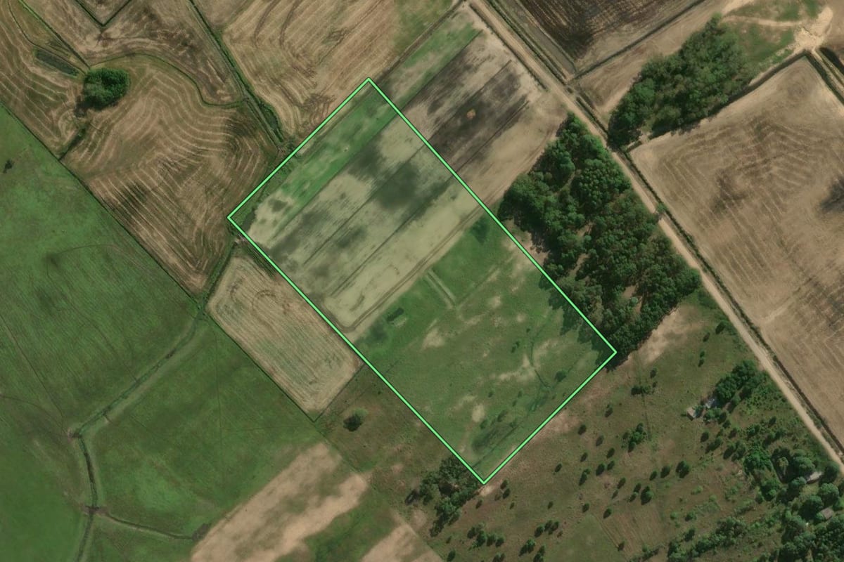 Imagem de satélite do imóvel rural em Cidreira (RS), com o contorno declarado no CAR desenhado por cima.