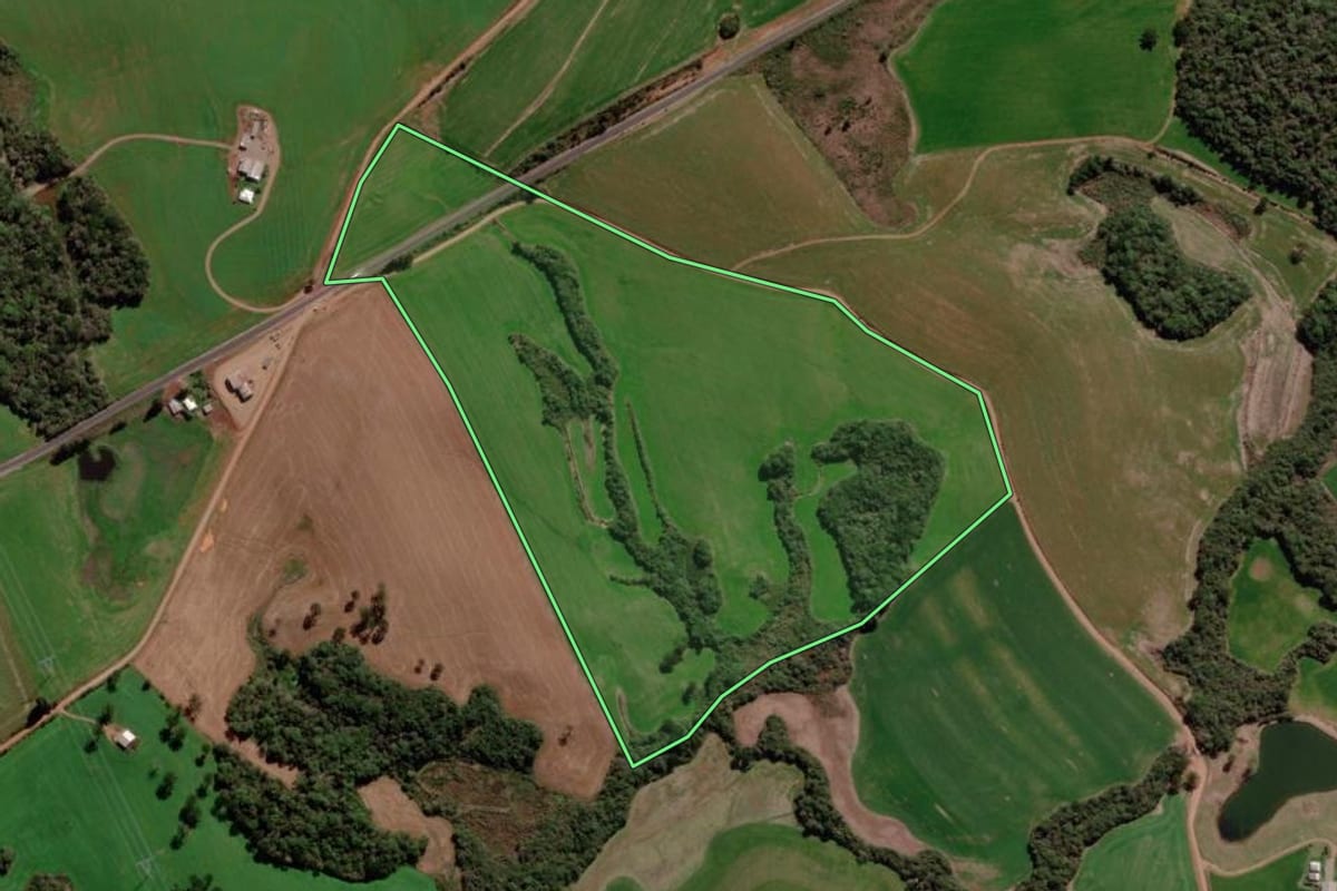 Imagem de satélite do imóvel rural em Ciríaco (RS), com o contorno declarado no CAR desenhado por cima.