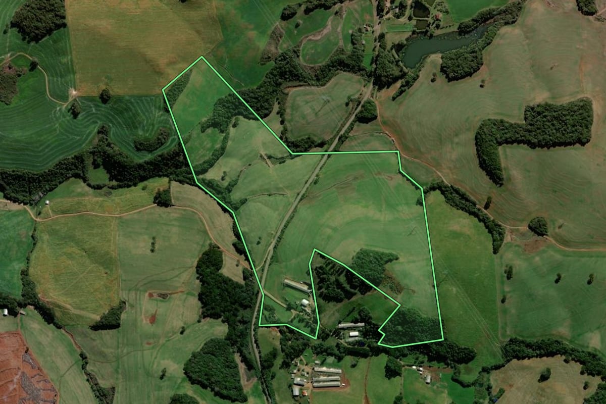 Imagem de satélite do imóvel rural em Ciríaco (RS), com o contorno declarado no CAR desenhado por cima.