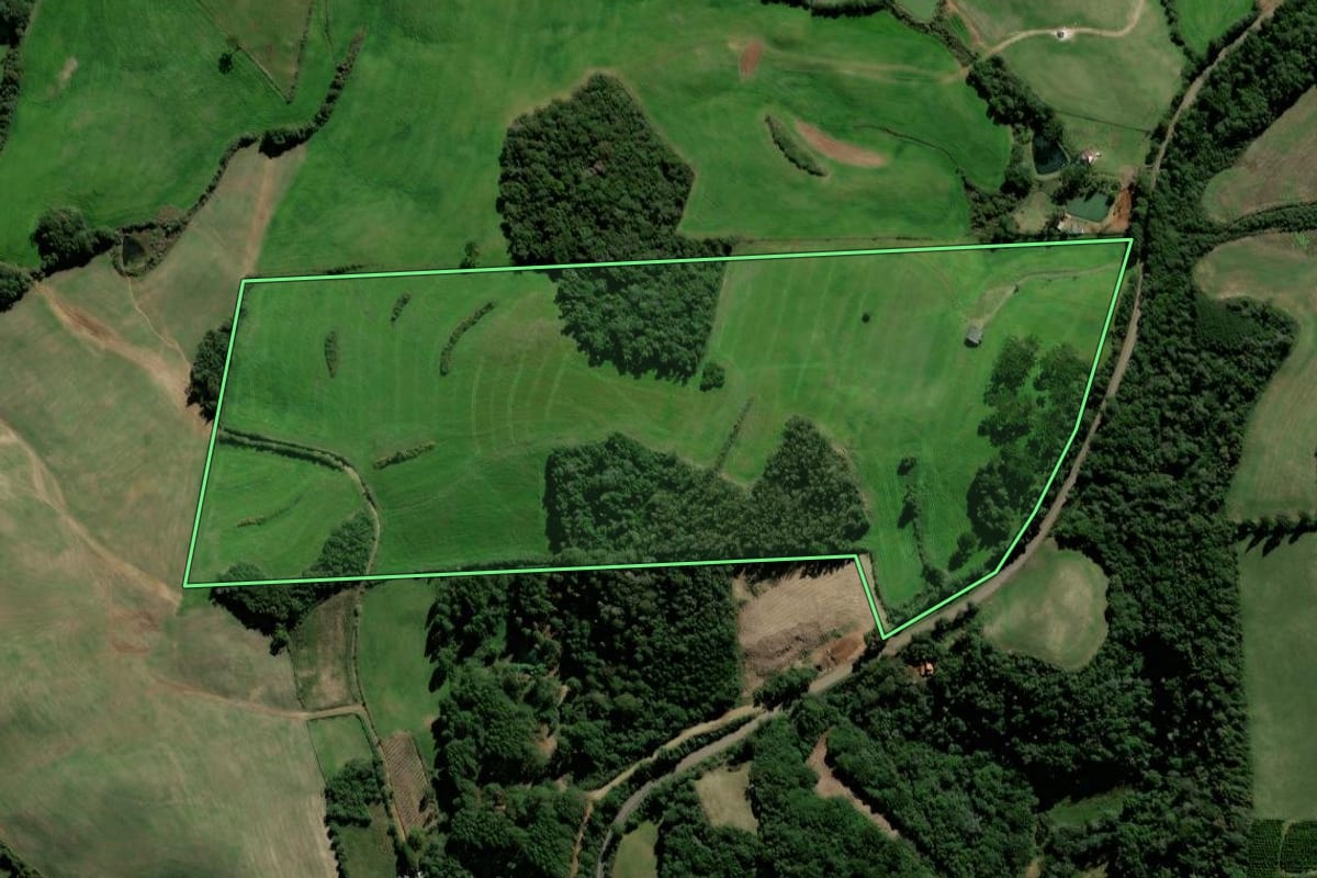 Imagem de satélite do imóvel rural em Ciríaco (RS), com o contorno declarado no CAR desenhado por cima.