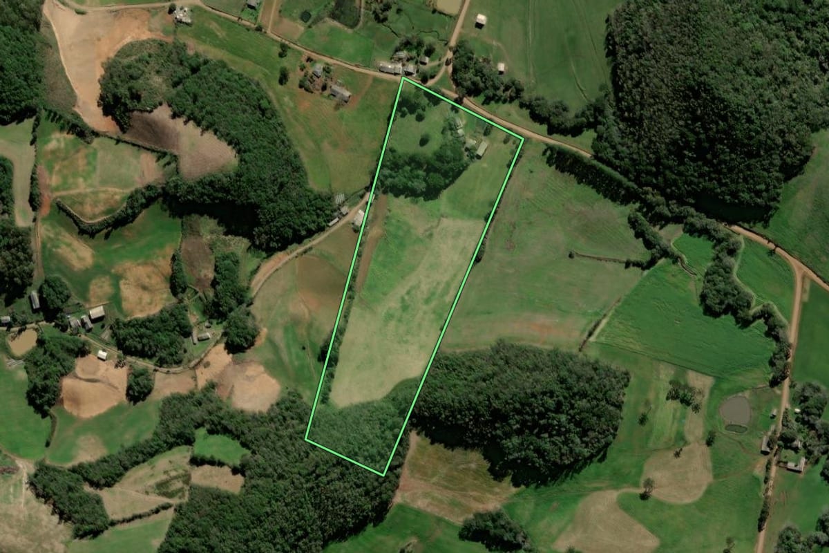 Imagem de satélite do imóvel rural em Ciríaco (RS), com o contorno declarado no CAR desenhado por cima.