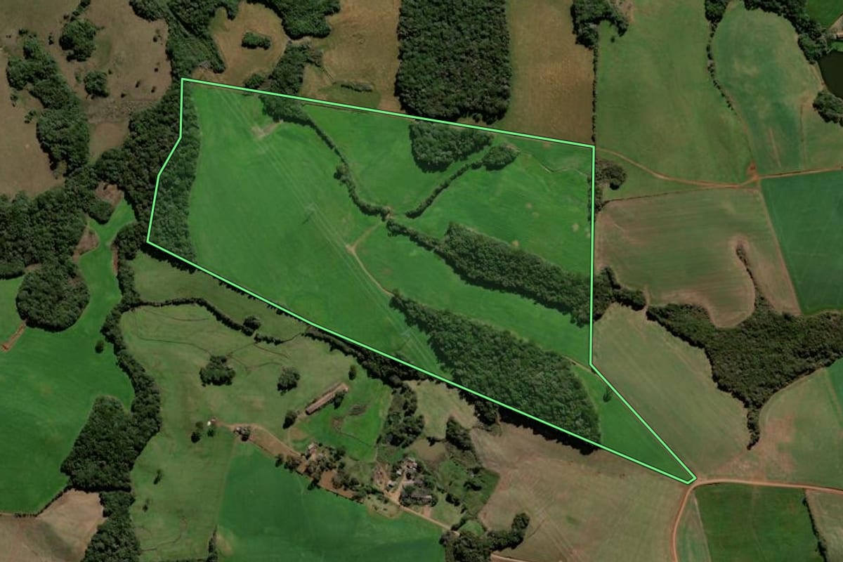 Imagem de satélite do imóvel rural em Ciríaco (RS), com o contorno declarado no CAR desenhado por cima.