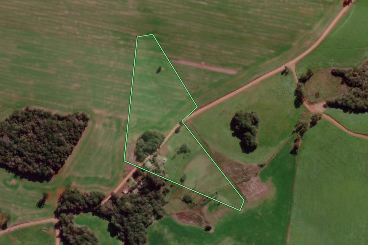 Imagem de satélite do imóvel rural em Ciríaco (RS), com o contorno declarado no CAR desenhado por cima.