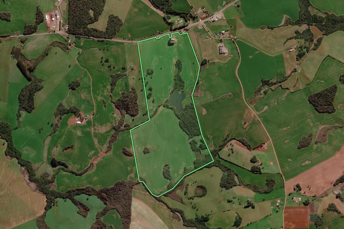 Imagem de satélite do imóvel rural em Ciríaco (RS), com o contorno declarado no CAR desenhado por cima.