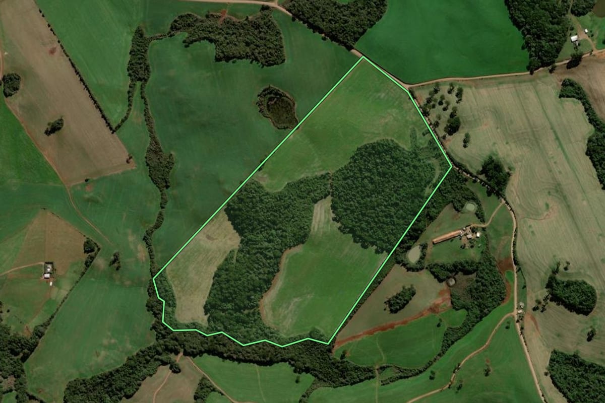 Imagem de satélite do imóvel rural em Ciríaco (RS), com o contorno declarado no CAR desenhado por cima.