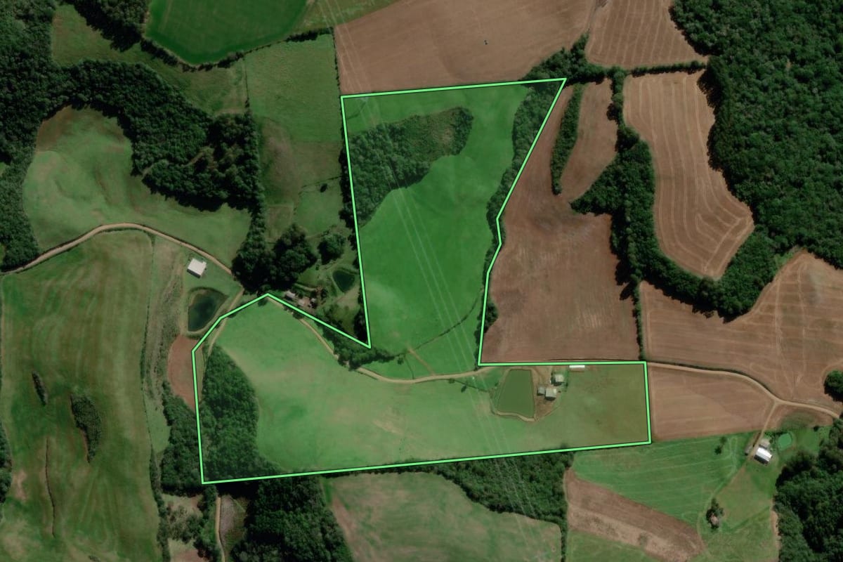 Imagem de satélite do imóvel rural em Ciríaco (RS), com o contorno declarado no CAR desenhado por cima.