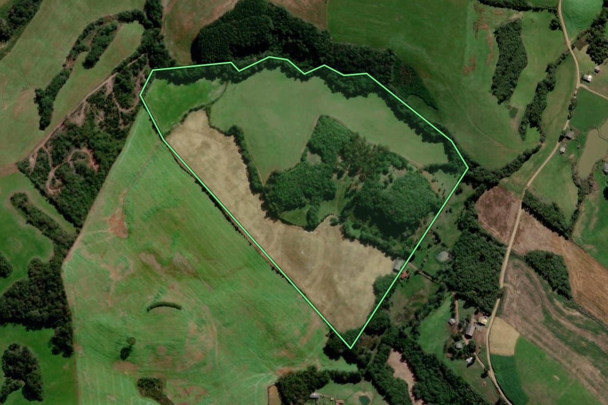 Imagem de satélite do imóvel rural em Ciríaco (RS), com o contorno declarado no CAR desenhado por cima.