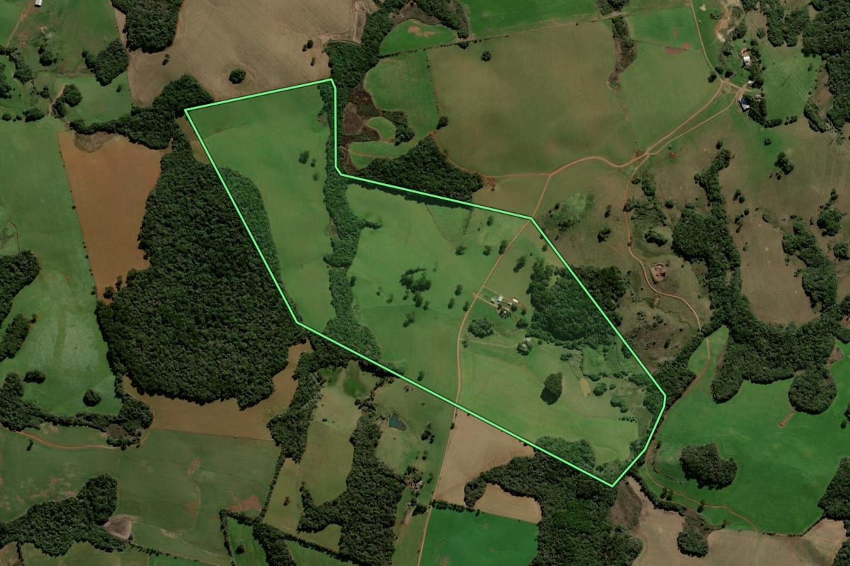 Imagem de satélite do imóvel rural em Ciríaco (RS), com o contorno declarado no CAR desenhado por cima.