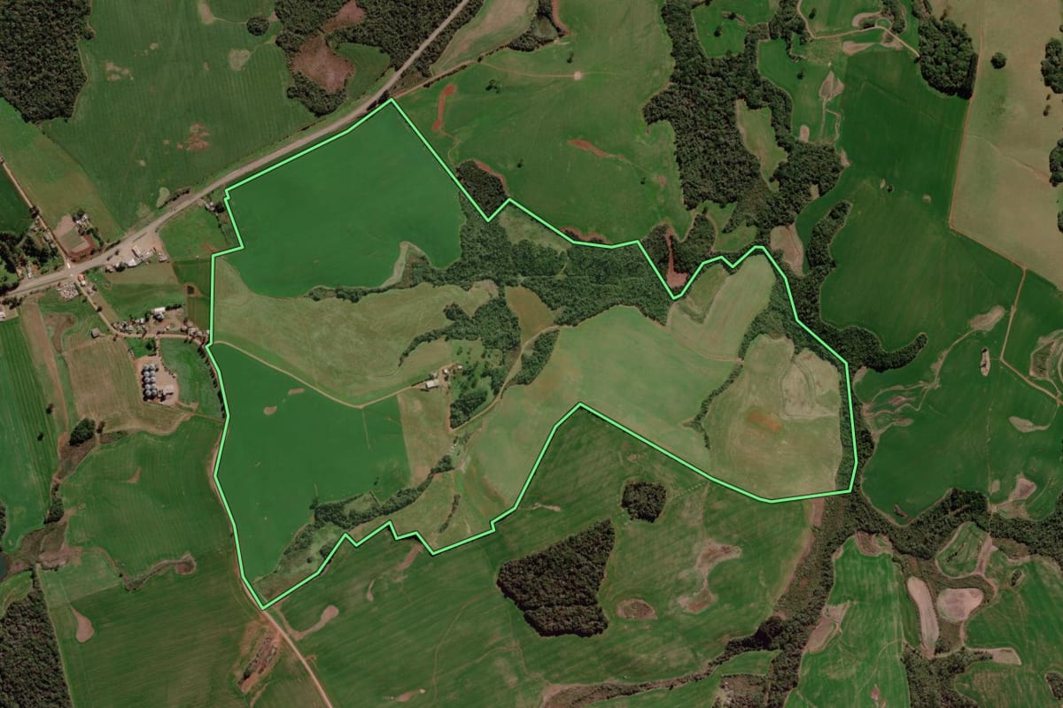 Imagem de satélite do imóvel rural em Ciríaco (RS), com o contorno declarado no CAR desenhado por cima.