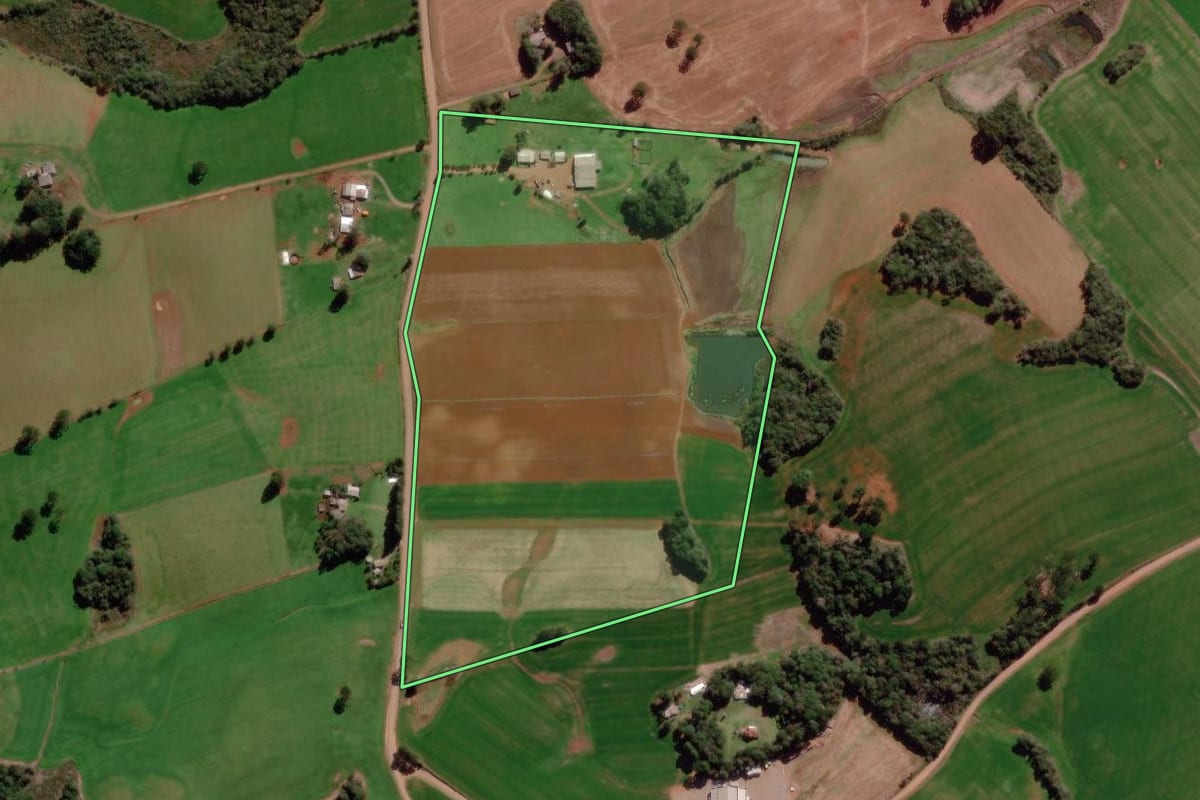 Imagem de satélite do imóvel rural em Ciríaco (RS), com o contorno declarado no CAR desenhado por cima.