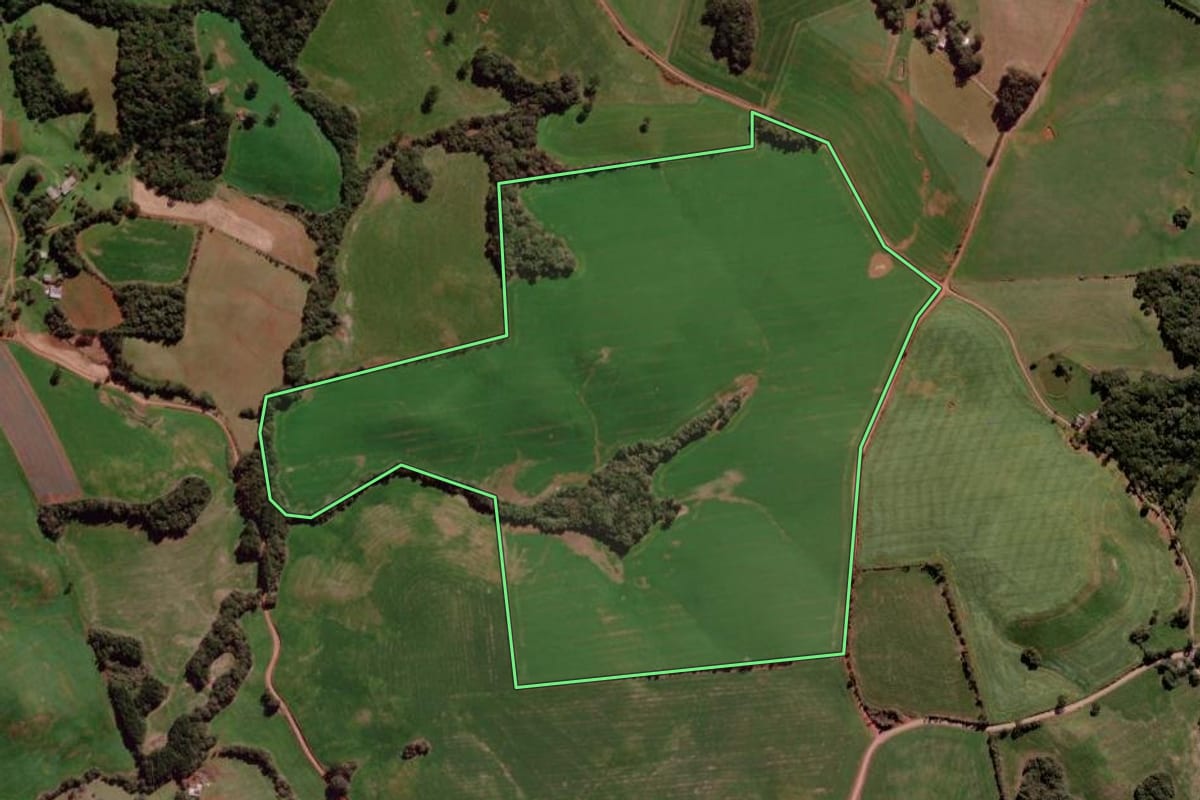 Imagem de satélite do imóvel rural em Ciríaco (RS), com o contorno declarado no CAR desenhado por cima.